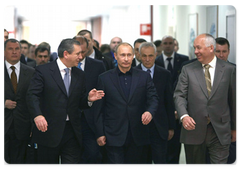 Prime Minister Vladimir Putin inspected the Lada Kalina assembly workshop and learned about the model range and prototypes for new cars exhibited in the AvtoVAZ R&D centre, as part of his visit to the AvtoVAZ plant