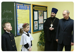 Vladimir Putin visited an Orthodox grammar school in Togliatti and gave it an 18th century icon of Our Lady of Iberia