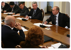 Prime Minister Vladimir Putin talking with United Russia leaders
