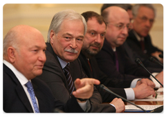 Yuri Luzhkov, Boris Gryzlov, Vladislav Reznik, Vladimir Pligin, Viktor Pleskachevsky and Yuri Lipatov attending a meeting chaired by Vladimir Putin