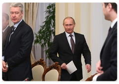 Prime Minister Vladimir Putin talking with United Russia leaders
