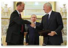Prime Minister Vladimir Putin at the signing of a contract between VSMPO-Avisma and Airbus