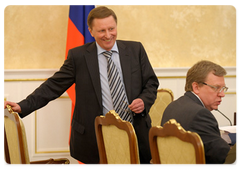 Deputy Prime Minister Sergei Ivanov and Finance Minister Alexei Kudrin before a meeting of the Vnesheconombank Observation Council