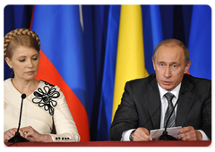 Prime Minister Vladimir Putin and Ukrainian Prime Minister Yulia Tymoshenko addressing a joint news conference