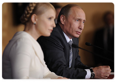 Prime Minister Vladimir Putin and Ukrainian Prime Minister Yulia Tymoshenko addressing a joint news conference