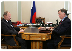 Prime Minister Vladimir Putin at a meeting with Vladimir Yakunin, President of Russian Railways