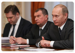Vladimir Putin, Igor Sechin, Sergei Shmatko attending a meeting with Chilean President Michelle Bachelet