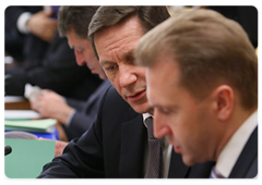 First Deputy Prime Minister Igor Shuvalov and Deputy Prime Minister Alexander Zhukov at a Government meeting