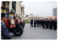 В.В.Путин осмотрел сельскохозяйственную технику, которая была поставлена Монголии в рамках договоренностей с Россией о предоставлении кредита для сельскохозяйственных нужд
