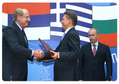 В присутствии В.В.Путина и С.Берлускони «Газпром» и итальянская компания ЭНИ подписали второе дополнение к Меморандуму о взаимопонимании от 23 июня 2007 года о дальнейших шагах по реализации проекта «Южный поток»