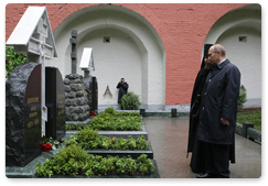 В.В.Путин посетил кладбище Донского монастыря