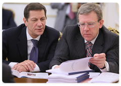 Deputy Prime Minister Alexander Zhukov and Finance Minister Alexei Kudrin at a meeting of the Russian Government Presidium