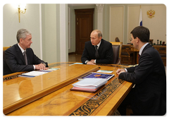 Prime Minister Vladimir Putin chairing a meeting on the federal targeted programme Electronic Russia: 2002-2010