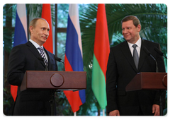 Russian Prime Minister Vladimir Putin and Belarusian Prime Minister Sergei Sidorsky addressing a news conference following a meeting of the Union State Council of Ministers and Russian-Belarusian intergovernmental negotiations