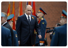 Председатель Поравительства Российской Федерации В.В.Путин принял участие в возложении венков к могиле Неизвестного солдата у Кремлевской стены в Александровском саду