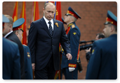 Председатель Поравительства Российской Федерации В.В.Путин принял участие в возложении венков к могиле Неизвестного солдата у Кремлевской стены в Александровском саду