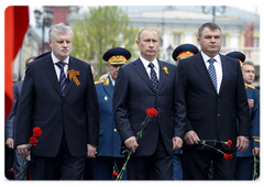Federation Council Speaker Sergei Mironov, Prime Minister Vladimir Putin and Defence Minister Anatoly Serdyukov during the ceremony of laying a wreath at the Tomb of the Unknown Soldier