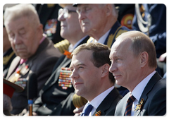 Президент России Д.А.Медведев и Председатель Правительства РФ В.В.Путин на военном параде на Красной площади, посвященном 64-годовщине Победы в Великой Отечественной войне