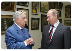 Председатель Правительства Российской Федерации В.В.Путин посетил галерею  И.С.Глазунова, где поздравил художника, которому исполнилось 79 лет, с днем рождения