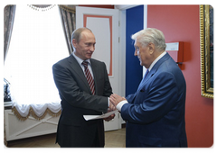 Председатель Правительства Российской Федерации В.В.Путин посетил галерею  И.С.Глазунова, где поздравил художника, которому исполнилось 79 лет, с днем рождения