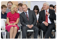 Prime Minister Vladimir Putin and German Vice Chancellor and Foreign Minister Frank-Walter Steinmeier visited the construction site of the Federal Research and Clinical Centre of Pediatric Hematology, Oncology and Immunology