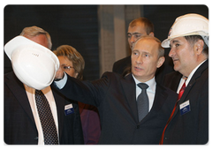 Председатель Правительства России В.В.Путин посетил ОАО «Ижорские заводы» в Санкт-Петербурге, где осмотрел сварочно-сборочное производство и принял участие в запуске крупнейшей 120-тонной сталеплавильной печи