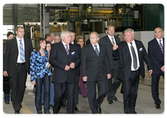 Председатель Правительства России В.В.Путин посетил ОАО «Ижорские заводы» в Санкт-Петербурге, где осмотрел сварочно-сборочное производство и принял участие в запуске крупнейшей 120-тонной сталеплавильной печи