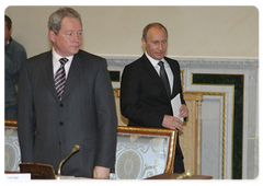 Председатель Правительства Российской Федерации В.В.Путин провел в Санкт-Петербурге совещание по вопросу обеспечения жильем ветеранов Великой Отечественной войны и военнослужащих