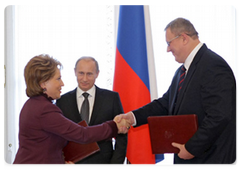 In the presence of Prime Minister Vladimir Putin, an agreement was signed for the co-financing of regional targeted programmes for major repairs to blocks of flats and for relocating people from hazardous housing