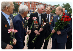 Prime Minister Vladimir Putin laid a wreath at the Glory Memorial in Barnaul and met with WWII veterans on the Day of Memory and Grief