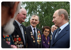Prime Minister Vladimir Putin laid a wreath at the Glory Memorial in Barnaul and met with WWII veterans on the Day of Memory and Grief