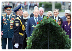 Председатель Правительства Российской Федерации В.В.Путин возложил в День памяти и скорби венок к Мемориалу славы в Барнауле и встретился с группой ветеранов-участников Великой Отечественной войны