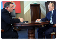 Председатель Правительства Российской Федерации В.В.Путин провел в Барнауле рабочую встречу с губернатором Алтайского края А.Б.Карлиным