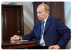 Председатель Правительства Российской Федерации В.В.Путин провел в Барнауле рабочую встречу с губернатором Алтайского края А.Б.Карлиным