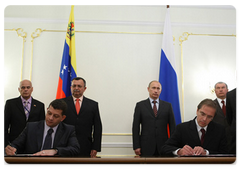 Russian Prime Minister Vladimir Putin and Venezuelan Vice President Ramon Carrizalez at the document signing ceremony following Russian-Venezuelan talks