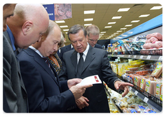 В.В.Путин посетил магазин  «Перекресток», расположенный в московском районе Крылатское