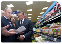 Prime Minister Vladimir Putin visiting a branch of the Perekrestok supermarket chain in the Krylatskoe area of Moscow