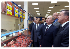 Prime Minister Vladimir Putin visiting a branch of the Perekrestok supermarket chain in the Krylatskoe area of Moscow