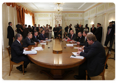 Prime Minister Vladimir Putin meeting the executive director of Royal Dutch Shell Mr Jeroen van der Veer