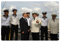Prime Minister Vladimir Putin boarded the sailing ship Mir (Peace), the winner of the first stage in the international regatta of training sailing ships, the Tall Ships’ Races-2009 at the Gdynya-St. Petersburg stage