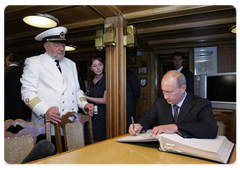 Prime Minister Vladimir Putin boarded the sailing ship Mir (Peace), the winner of the first stage in the international regatta of training sailing ships, the Tall Ships’ Races-2009 at the Gdynya-St. Petersburg stage