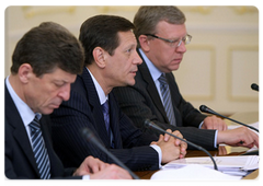 Вице-премьеры РФ Дмитрий Козак, Александр Жуков и Алексей Кудрин (слева направо) во время совещания в Ново-Огарево по вопросам основных направлений бюджетной политики и основных характеристик федерального бюджета на 2010 год и на плановый период на 2011-2012 годы