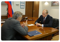 Председатель Правительства Российской Федерации В.В.Путин провел рабочую встречу с губернатором Челябинской области П.И.Суминым