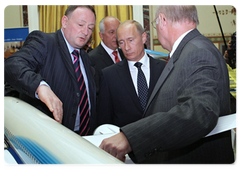 Prime Minister Vladimir Putin at the signing of the commemorative certificate establishing the Ural-Boeing joint venture between Boeing and VSMPO-Avisma, which will produce titanium components for aircraft