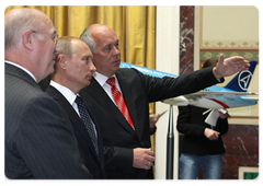 Председатель Правительства Российской Федерации В.В.Путин принял участие в церемонии подписания памятного сертификата о создании «Боингом» и «ВСМПО-Ависма» совместного предприятия «Урал-Боинг» по производству титановых комплектующих для самолетов