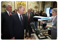 Prime Minister Vladimir Putin at the signing of the commemorative certificate establishing the Ural-Boeing joint venture between Boeing and VSMPO-Avisma, which will produce titanium components for aircraft