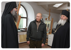 Председатель Правительства Российской Федерации В.В.Путин посетил остров Валаам, где вместе с Патриархом Московским и всея Руси Кириллом осмотрел Валаамский монастырь