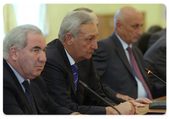 Президент Абхазии Сергей Багапш (второй слева) во время российско-абхазских межправительственных переговоров в Сухуми