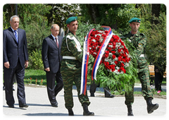 Prime Minister Vladimir Putin paid tribute to the memory of soldiers killed in the 1992-1993 Georgian-Abkhazian conflict