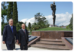 Председатель Правительства Российской Федерации В.В.Путин, прибывший с рабочим визитом в Абхазию, почтил память воинов, павших во время грузино-абхазского конфликта 1992-93 гг